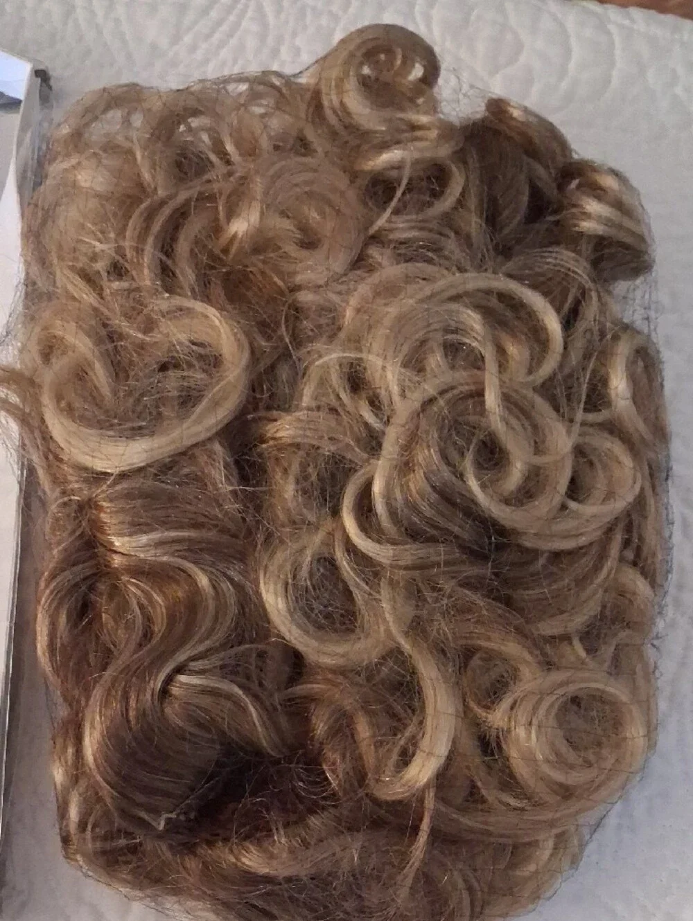 Unbranded Curly Sandy Blonde Short Wig – Voluminous Styled Curls